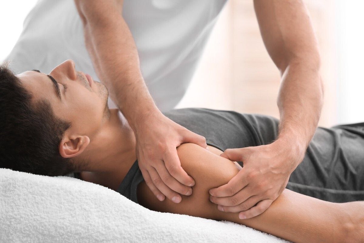 اجرای حرکات خاص ماساژ درمانی